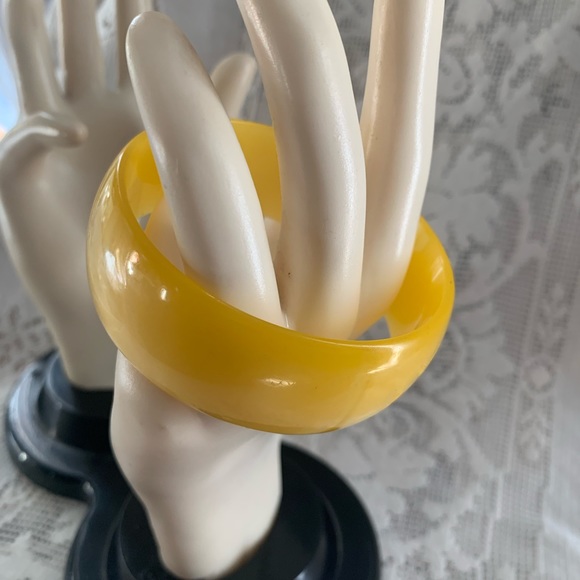 Vtg. 60’s mod moon glow yellow bracelet…it’s groovy 🌼✌🏼 - Picture 3 of 5
